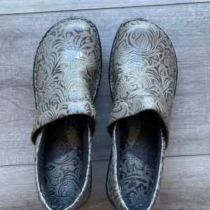 EUC Boc size 8 clogs.